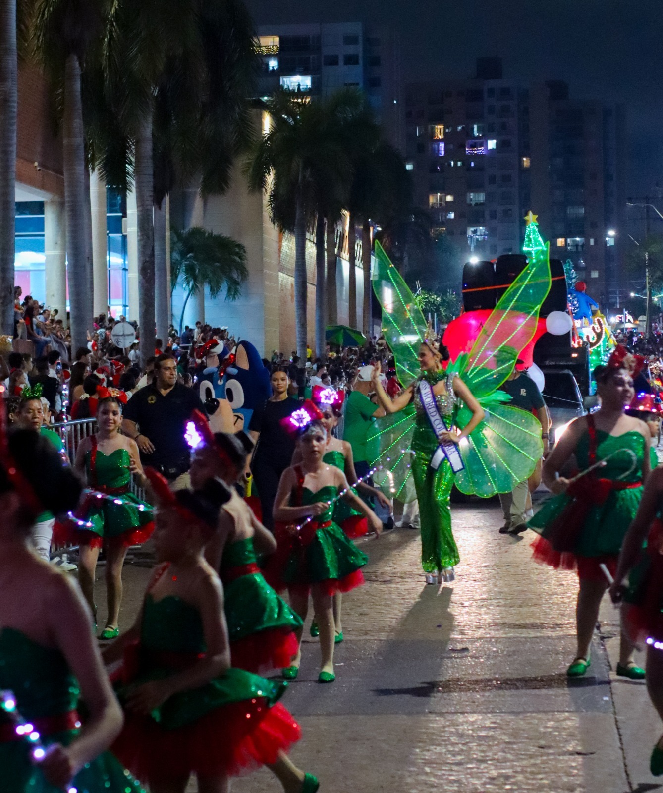 Miss Mundo Colombia, iluminó la Gran Parada de la Luz